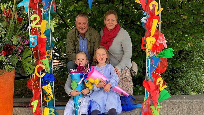 Der erste Schultag für die beiden Zwillinge Emma-Mia (links), Lotte-Sofie (rechts), Mutter Anne-Katrin und ihren Mann Christof Dörner. Der erste Schultag für die beiden Zwillinge Emma-Mia (links), Lotte-Sofie (rechts), Mutter Anne-Katrin und ihren Mann Christof Dörner.
