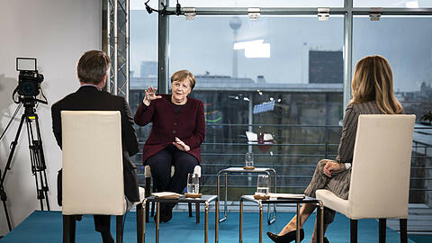 Bundeskanzlerin Angela Merkel (CDU) im Gespräch mit RTL-Moderatorin Frauke Ludowig (r.) und RTL-Politikchef Nikolaus Blome (l.) über die Corona-Pandemie bei einer Aufzeichnung eines RTL/ntv-Interviews im Bundeskanzleramt.