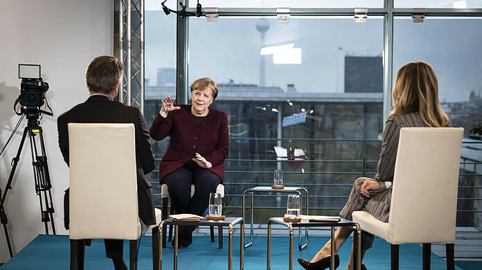 Bundeskanzlerin Angela Merkel (CDU) im Gespräch mit RTL-Moderatorin Frauke Ludowig (r.) und RTL-Politikchef Nikolaus Blome (l.) über die Corona-Pandemie bei einer Aufzeichnung eines RTL/ntv-Interviews im Bundeskanzleramt.