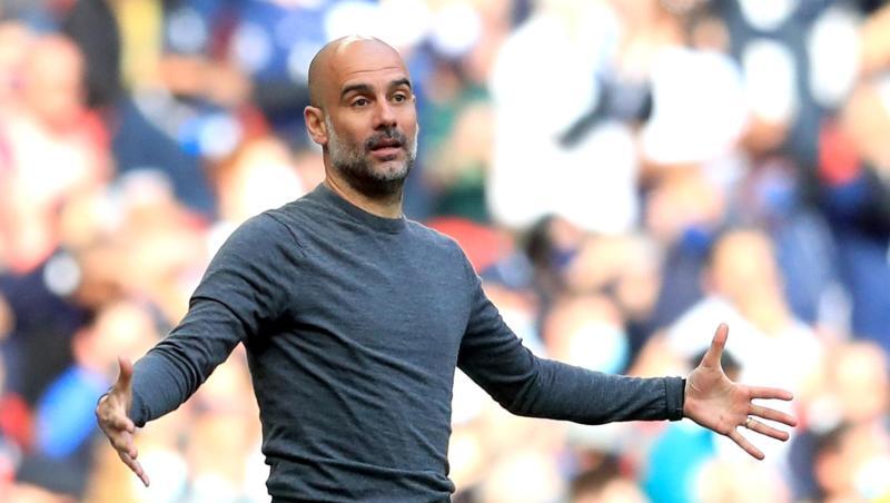 Trainer Pep Guardiola gestikuliert während eines Spiels.