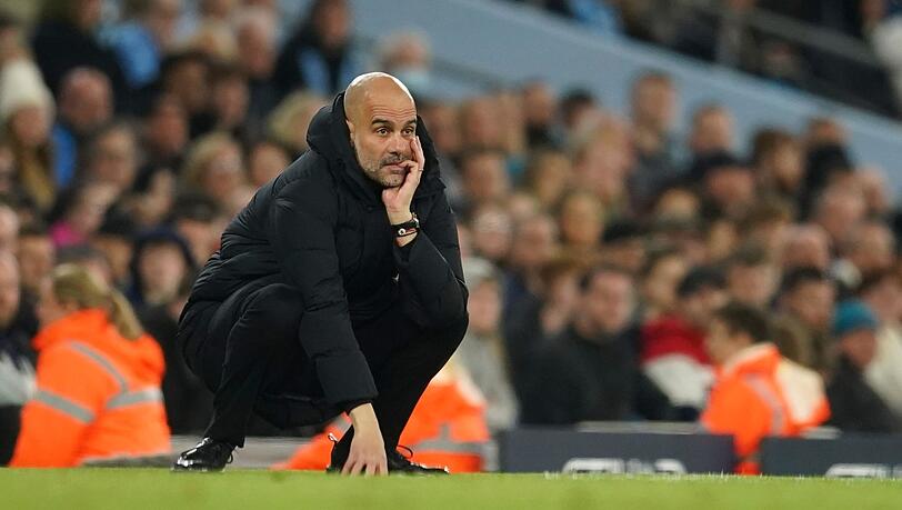 Pep Guardiola, Trainer von Manchester City, hockt an der Seitenlinie und studiert das Spiel seiner Mannschaft. Pep Guardiola, Trainer von Manchester City, hockt an der Seitenlinie und studiert das Spiel seiner Mannschaft.