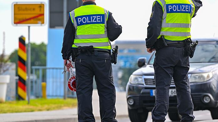 Beamte der Bundespolizei stehen an der deutschen Grenze.