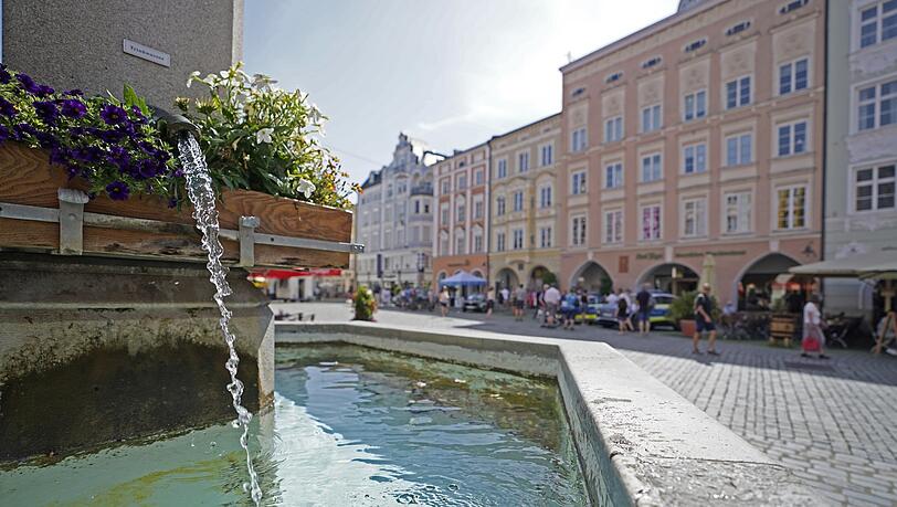Nur wenige Passanten gehen in der Mittagshitze an einem Trinkwasserbrunnen in der Innenstadt von Rosenheim - unter den letzten 25 Plätzen - vorbei.