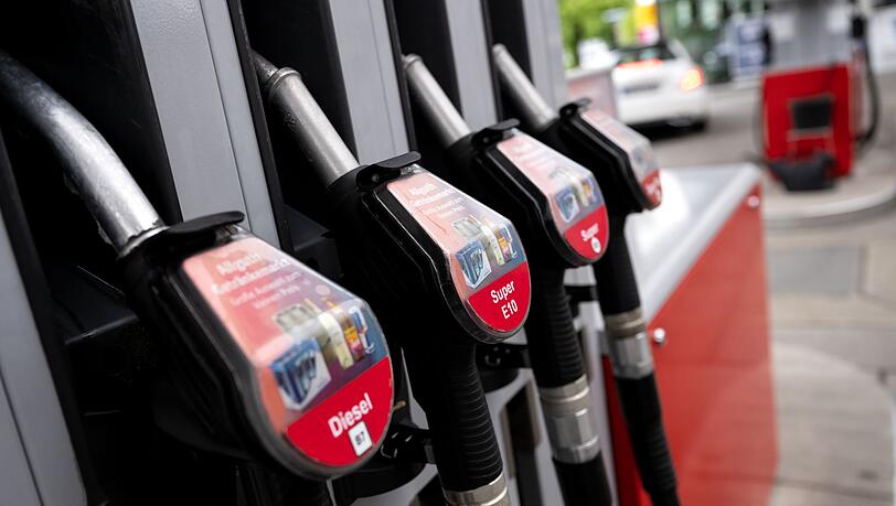 Die Preise für Diesel und Superbenzin haben sich in den vergangenen Jahren immer wieder angenähert. (Archivbild)