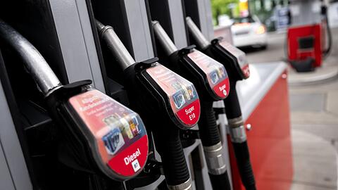Die Preise für Diesel und Superbenzin haben sich in den vergangenen Jahren immer wieder angenähert. (Archivbild)