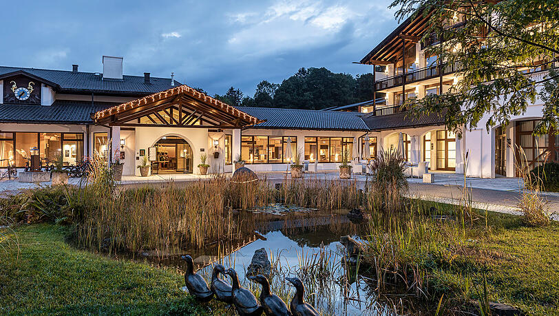 Der Alpenhof Murnau am Staffelsee zählt zu den „101 besten Hotels Deutschlands“. Ein Zimmer pro Nacht kostet mindestens über 200 Euro. Der Alpenhof Murnau am Staffelsee zählt zu den „101 besten Hotels Deutschlands“. Ein Zimmer pro Nacht kostet mindestens über 200 Euro.
