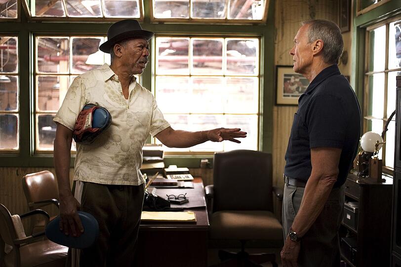 Eddie, (Morgan Freeman, links), auch als Scrap bekannt, setzt sich f&uuml;r Maggie ein. Sie verfolgt den gleichen Traum wie er fr&uuml;her. Doch der hartn&auml;ckige Frankie (Clint Eastwood) ist schwer zu &uuml;berzeugen.