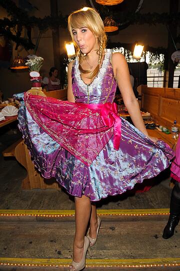 Annemarie Eilfeld im süßen rosa Dirndl...