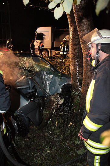 Heftiger Crash im Großhaager Forst: Ein 26-Jähriger kommt von der Fahrbahn ab und prallt gegen einen Baum