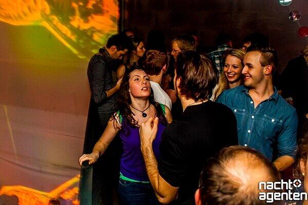 Auch nebenan, im Harry Klein, ging es wohl heißer zur Sache als bei den meisten WG-Partys. "halfDance / halfSit - Wohngemeinschaft Belgradstraße by Neoartig". Mehr Bilder unter: www.nachtagenten.de