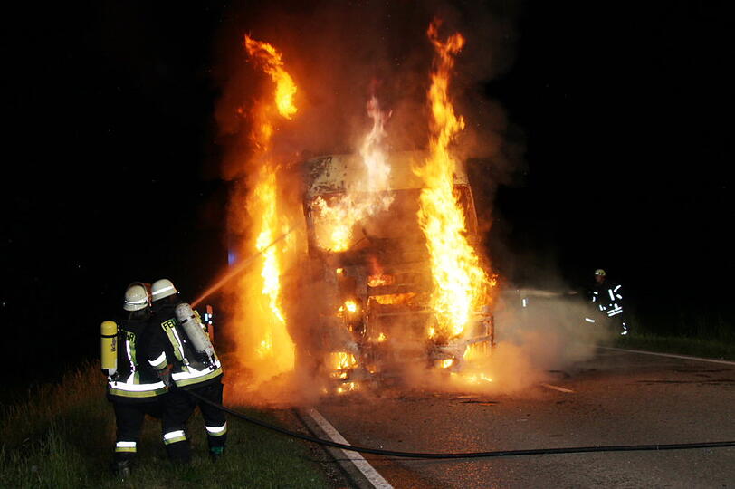 Als die Feuerwehr ankam um den Brand zu löschen, stand das Fahrzeug bereits vollständig in Flammen. Die Bilder von der Löschaktion.