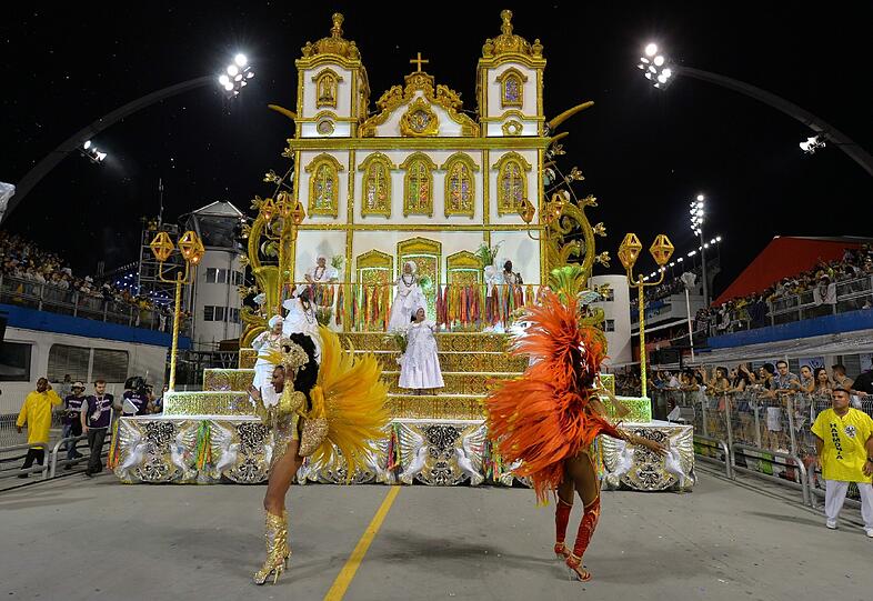Ziemlich bunt, ziemlich heiß und ziemlich nackt: Beim Sambodromo tobt der brasilianische Karneval bei Temperaturen von über 30 Grad. Die Bilder.