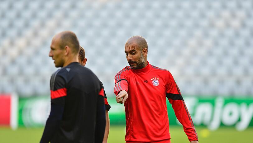 Der FC Bayern beim Abschlusstraining in der Allianz Arena. Mit dabei: Arjen Robben und Thiago. Der FC Bayern beim Abschlusstraining in der Allianz Arena. Mit dabei: Arjen Robben und Thiago.