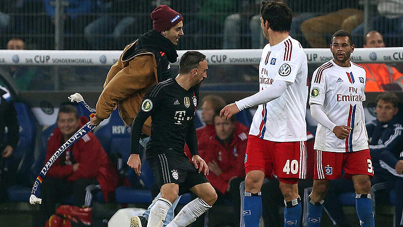 Am Mittwochabend unterbricht wieder einer Störenfried das Pokalspiel zwischen dem HSV und dem FC Bayern. Erst schlägt er Franck Ribéry seinen Schal ins Gesicht... Am Mittwochabend unterbricht wieder einer Störenfried das Pokalspiel zwischen dem HSV und dem FC Bayern. Erst schlägt er Franck Ribéry seinen Schal ins Gesicht...