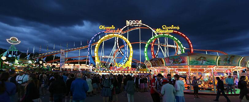 Leuchtende Ringe in der Wiesn-Nacht: Der Fünferlooping.