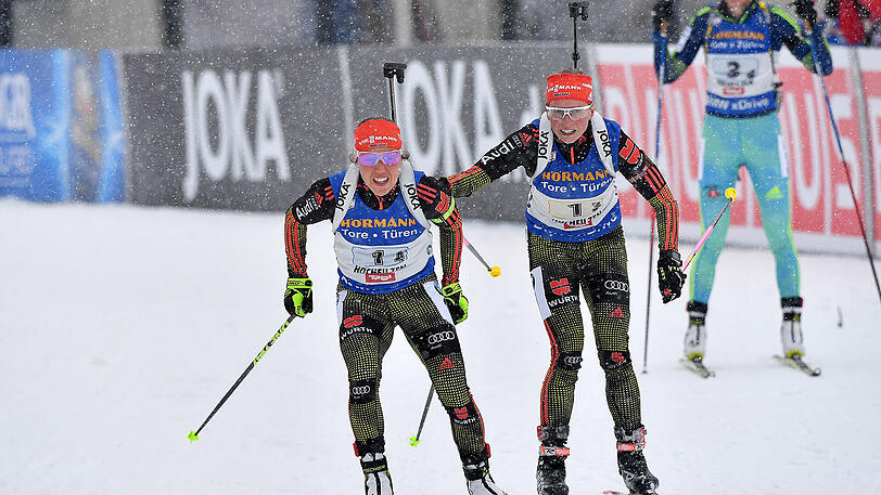 Franziska Hildebrand übergibt auf Laura Dahlmeier.