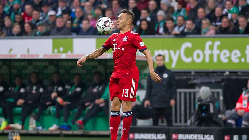 RAFINHA, Note 3: Einer der Profiteure der Doppelsechs und der Rochade von Kimmich ins Zentrum. Nun einer der „Fixstarter“ wie Trainer Kovac sie nennt. Zu passiv vor dem Ausgleich der Bremer, ansonsten mit solider Absicherung seiner rechten Abwehrseite. RAFINHA, Note 3: Einer der Profiteure der Doppelsechs und der Rochade von Kimmich ins Zentrum. Nun einer der „Fixstarter“ wie Trainer Kovac sie nennt. Zu passiv vor dem Ausgleich der Bremer, ansonsten mit solider Absicherung seiner rechten Abwehrseite.