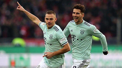 Bayern-Profi Joshua Kimmich (links) lässt sich von seinem Teamkollegen Leon Goretzka für seinen Treffer zum 1:0 bei Hannover 96 feiern.