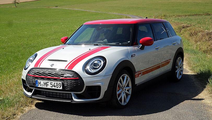 Streifen gehören dazu: Dass hier ein John Cooper Works-Modell steht, ist unübersehbar. Streifen gehören dazu: Dass hier ein John Cooper Works-Modell steht, ist unübersehbar.