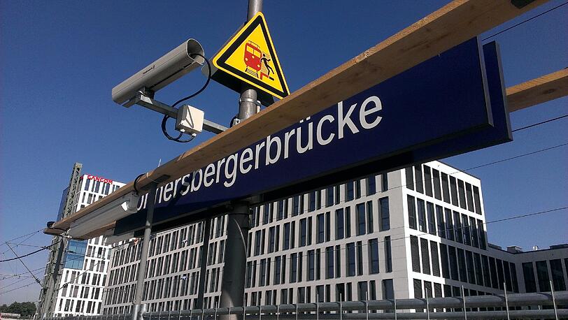 Denn hier wird der S-Bahn-Halt Donnersbergerbrücke saniert - Holzaufbauten stehen schon.