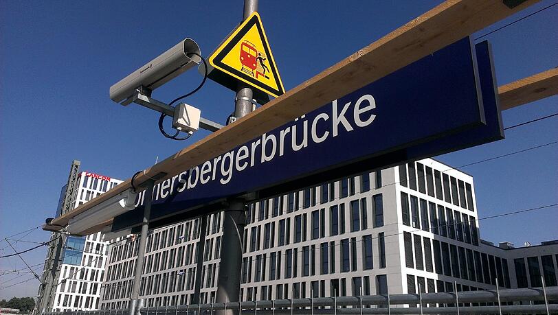 Denn hier wird der S-Bahn-Halt Donnersbergerbrücke saniert - Holzaufbauten stehen schon. Denn hier wird der S-Bahn-Halt Donnersbergerbrücke saniert - Holzaufbauten stehen schon.