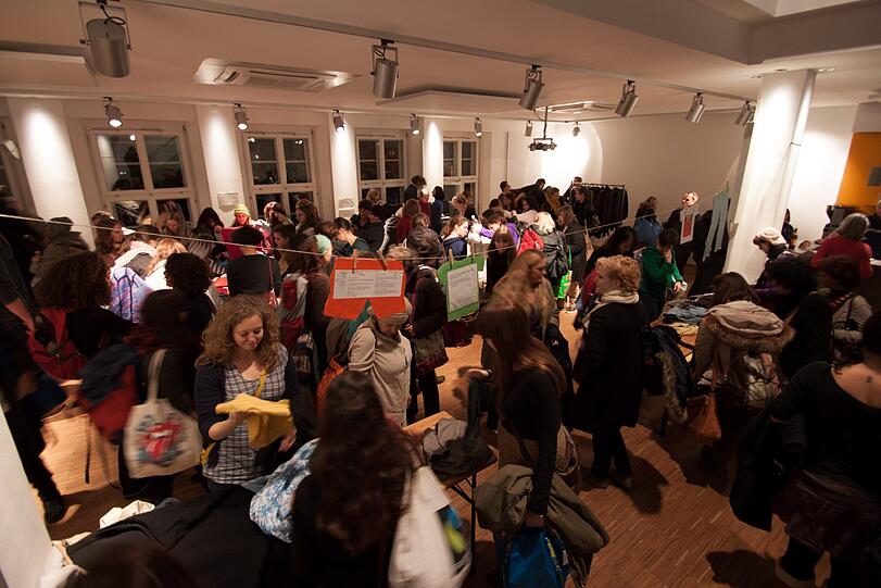 Nachhaltiger Konsum: eine Kleidertauschparty.