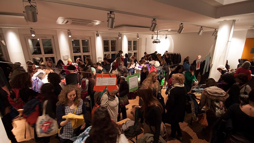 Nachhaltiger Konsum: eine Kleidertauschparty. Nachhaltiger Konsum: eine Kleidertauschparty.
