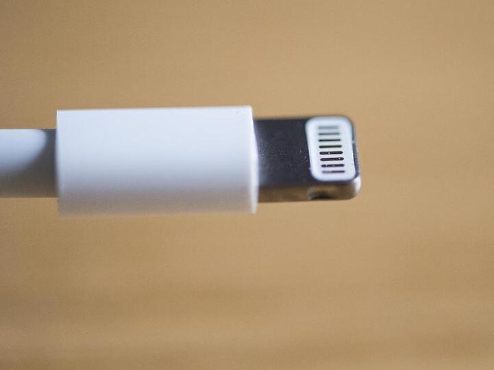 Ladekabel eines iPhones: Das Europaparlament will, dass Hersteller einheitliche Ladesysteme für Handys, Tablets, E-Book-Reader und andere ähnliche Geräte anbieten.
