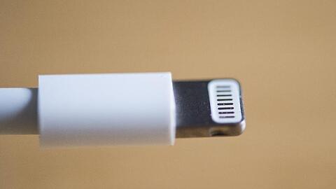 Ladekabel eines iPhones: Das Europaparlament will, dass Hersteller einheitliche Ladesysteme für Handys, Tablets, E-Book-Reader und andere ähnliche Geräte anbieten.