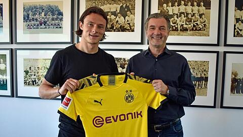 BVB-Sportdirektor Michael Zorc (r) empfängt Nico Schulz.