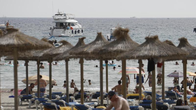 Touristen am Strand von Paguera. Spanien und die Niederlande sind seit Mitternacht als Corona-Hochinzidenzgebiete eingestuft.