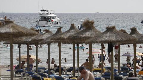 Touristen am Strand von Paguera. Spanien und die Niederlande sind seit Mitternacht als Corona-Hochinzidenzgebiete eingestuft.