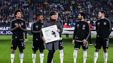 Ehrung zum Abgang: Der frühere Bundestrainer Joachim Löw wird von den Fans, aktuellen Spielern und früheren Stars seiner Ära verabschiedet.