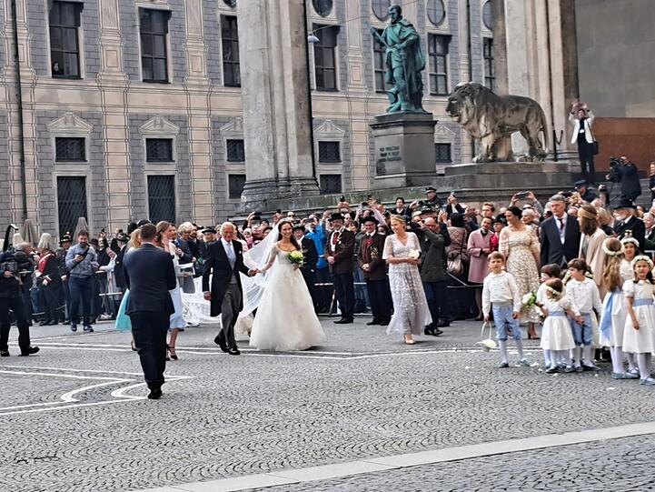 Die Braut Sophie-Alexandra Evekink ist in der Theatinerkirche eingetroffen.