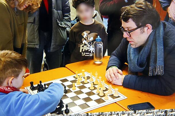 Dezember 2023: Bei den Deutschen Vereins-Mannschaftsmeisterschaften macht Moritz (links) mit Trainer Felix Brychcy eine Spielanalyse. Dezember 2023: Bei den Deutschen Vereins-Mannschaftsmeisterschaften macht Moritz (links) mit Trainer Felix Brychcy eine Spielanalyse.