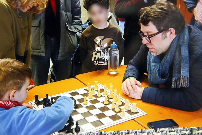 Dezember 2023: Bei den Deutschen Vereins-Mannschaftsmeisterschaften macht Moritz (links) mit Trainer Felix Brychcy eine Spielanalyse.