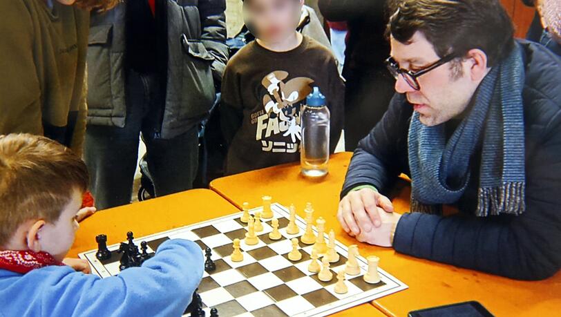 Dezember 2023: Bei den Deutschen Vereins-Mannschaftsmeisterschaften macht Moritz (links) mit Trainer Felix Brychcy eine Spielanalyse. Dezember 2023: Bei den Deutschen Vereins-Mannschaftsmeisterschaften macht Moritz (links) mit Trainer Felix Brychcy eine Spielanalyse.