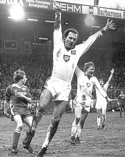 "So eine Rakete wie der Franz bei uns in Hamburg, das kann uns nur weiterbringen": Für Horst Hrubesch (hinten rechts) war der Beckenbauer-Transfer eines der Highlights seiner großen HSV-Karriere.