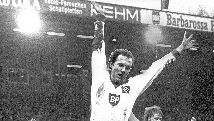 "So eine Rakete wie der Franz bei uns in Hamburg, das kann uns nur weiterbringen": Für Horst Hrubesch (hinten rechts) war der Beckenbauer-Transfer eines der Highlights seiner großen HSV-Karriere. "So eine Rakete wie der Franz bei uns in Hamburg, das kann uns nur weiterbringen": Für Horst Hrubesch (hinten rechts) war der Beckenbauer-Transfer eines der Highlights seiner großen HSV-Karriere.
