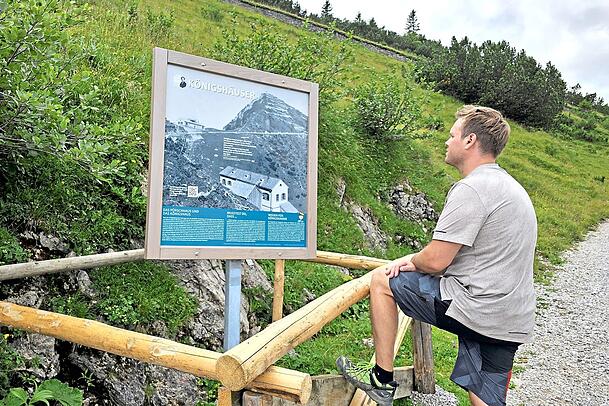 Entlang der Themenwege geben Infotafeln Hinweise auf die Zeit Ludwigs II. in den Bergen. Entlang der Themenwege geben Infotafeln Hinweise auf die Zeit Ludwigs II. in den Bergen.
