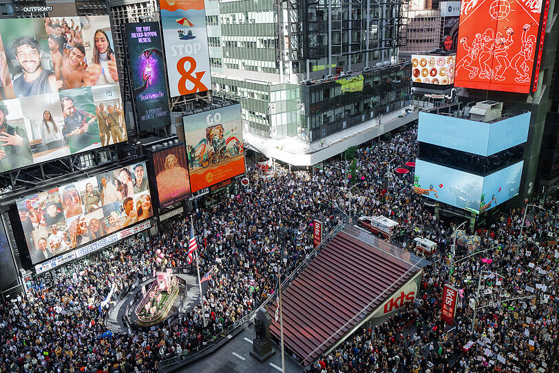 Mehr als sieben Millionen Menschen haben unlängst gegen Donald Trump protestiert, hier die Demonstration in New York. Der Frust der Amerikaner richtete sich auch gegen den Einfluss der Superreichen - zumindest indirekt. Mehr als sieben Millionen Menschen haben unlängst gegen Donald Trump protestiert, hier die Demonstration in New York. Der Frust der Amerikaner richtete sich auch gegen den Einfluss der Superreichen - zumindest indirekt.