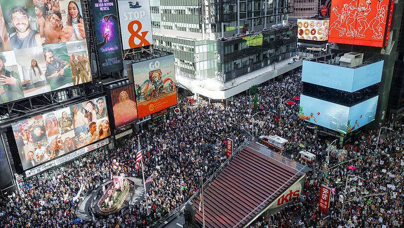 Mehr als sieben Millionen Menschen haben unlängst gegen Donald Trump protestiert, hier die Demonstration in New York. Der Frust der Amerikaner richtete sich auch gegen den Einfluss der Superreichen - zumindest indirekt.