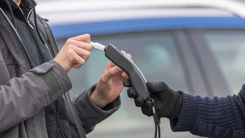 Ein Alkoholtest ergab bei einem Autofahrer aus Milbertshofen 1,7 Promille. In dem Zusatnd fuhr er zur Polizeiwache. (Symbolbild)