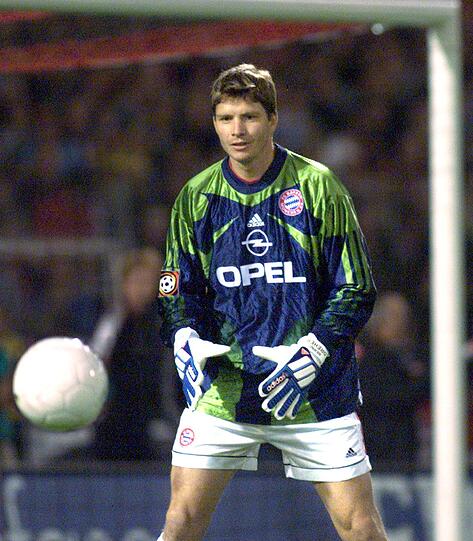 Oliver Kahn musste nach einer Kollission mit Sammy Kuffour vom Platz. Ersatzmann Bernd Dreher verletzte sich im gleichen Spiel und Michael Tarnat kam zu seinem einzigem Spiel gegen Eintracht Frankfurt im Bayern-Tor.