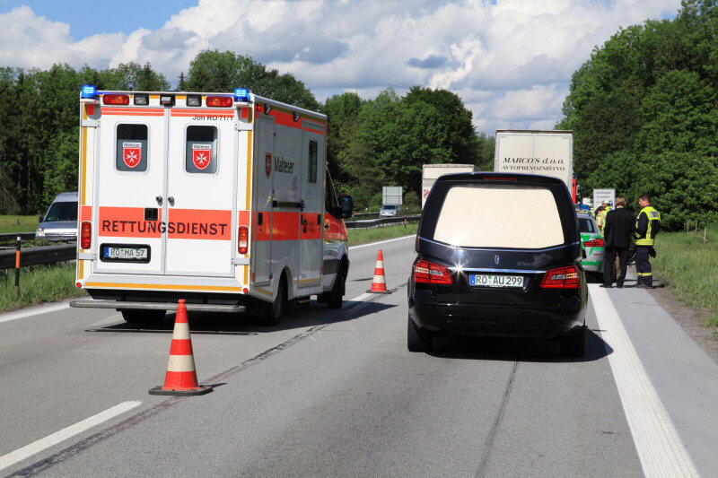 Schwerer Unfall auf der A 8: Ein Audi rast ins Stauende. Der Fahrer kommt ums Leben. Die Bilder