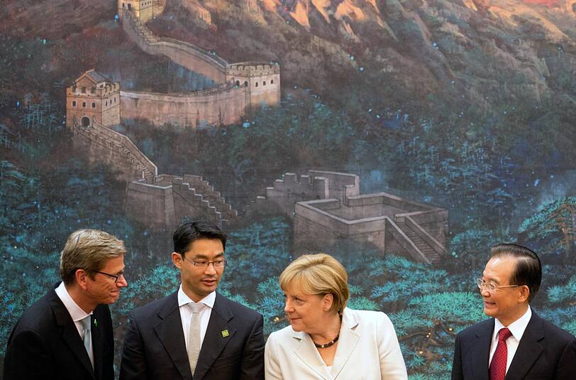Das halbe deutsche Kabinett in der Großen Halle des Volkes in Peking (v.li.) : Außenminister Westerwelle, Vizekanzler Rösler, Kanzlerin Merkel, Chinas Regierungschef Wen.