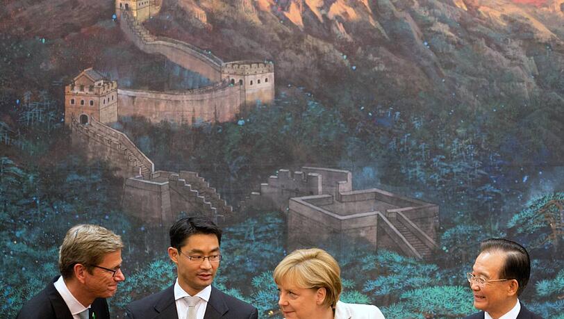 Das halbe deutsche Kabinett in der Großen Halle des Volkes in Peking (v.li.) : Außenminister Westerwelle, Vizekanzler Rösler, Kanzlerin Merkel, Chinas Regierungschef Wen. Das halbe deutsche Kabinett in der Großen Halle des Volkes in Peking (v.li.) : Außenminister Westerwelle, Vizekanzler Rösler, Kanzlerin Merkel, Chinas Regierungschef Wen.