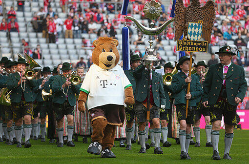 Bayern-Maskottchen läuft bei einer Blasmusikkapelle mit, kurz vor dem Spiel gegen VfL Wolfsburg in der Allianz Arena.