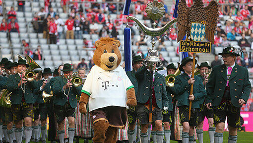 Bayern-Maskottchen läuft bei einer Blasmusikkapelle mit, kurz vor dem Spiel gegen VfL Wolfsburg in der Allianz Arena. Bayern-Maskottchen läuft bei einer Blasmusikkapelle mit, kurz vor dem Spiel gegen VfL Wolfsburg in der Allianz Arena.