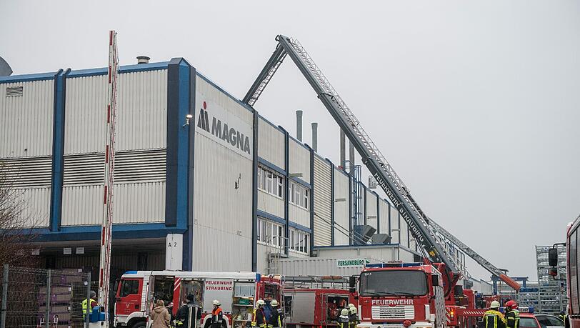 Einsatzkräfte der Feuerwehr stehen am 24.02.2015 in Straubing vor einer Werkshalle. Nach Angaben der Polizei war es im ersten Stock einer Kfz-Werkstatt zu dem Brand gekommen. Verletzt wurde bei dem Feuer offensichtlich niemand. Einsatzkräfte der Feuerwehr stehen am 24.02.2015 in Straubing vor einer Werkshalle. Nach Angaben der Polizei war es im ersten Stock einer Kfz-Werkstatt zu dem Brand gekommen. Verletzt wurde bei dem Feuer offensichtlich niemand.